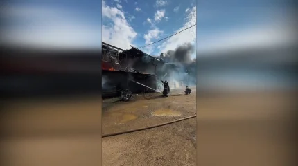 Крупный пожар произошёл на складе строительного рынка в Актобе