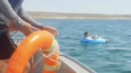 Спасатели МЧС спасли девушку, унесенную в море на надувном круге