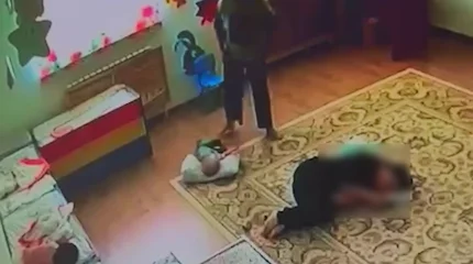 Атырауда жекеменшік балабақшаның тәрбиешісі 1 жасар баланы ұрған