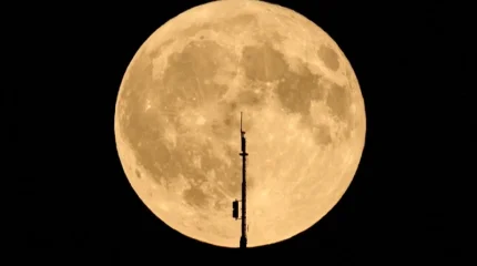 SpaceX зымыранының бөлшегі айға құлады