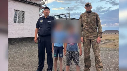 Двоих маленьких детей сняли с телевышки в ВКО