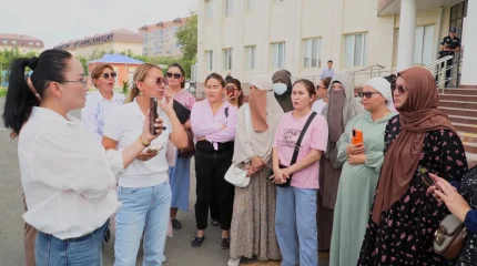 Атырауда жаңа оқу жылы қарсаңында көмектен қағылған көпбалалы аналар шу шығарды