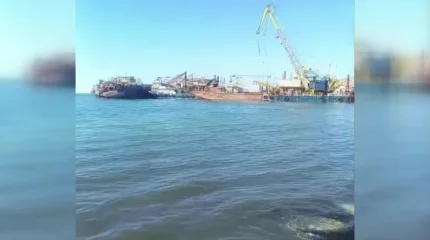 Желтые маслянистые пятна заметили в районе пляжа жилого массива Аташ в Мангистауской области