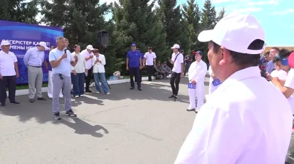 «Ақ жол» партиясының өкілдері Павлодардағы азық-түлік өнімдерін өндіретін компанияның еңбек ұжымымен кездесті