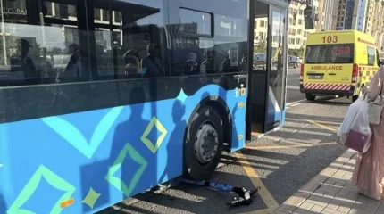 В Астане несовершеннолетний на электросамокате попал под колеса автобуса