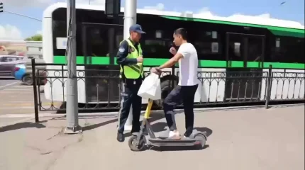 Астанада үш жасөспірім самокатпен автобусқа қарсы жүріп, апатқа түсті