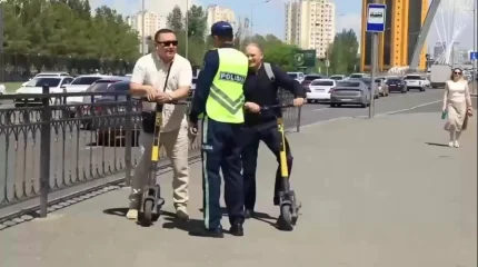В Астане подросток на электросамокате попал под колеса автобуса