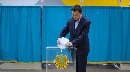 Председатель партии «Әділет» Айбек Дадебай проголосовал на  исторических выборах в Курултай