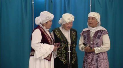 Әжелер дауыс беруге ұлттық киіммен келді