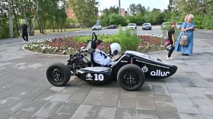 На болиде, собранном своими руками, приехал костанайский студент на участок для голосования