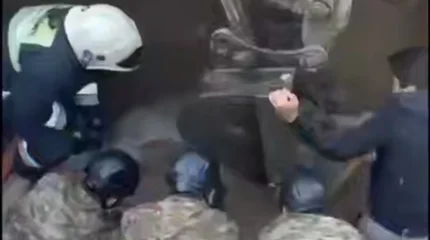 Спасатели вытащили человека из затопленной траншеи