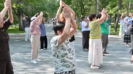 Костанайские пенсионеры устраивают танцы под открытым небом