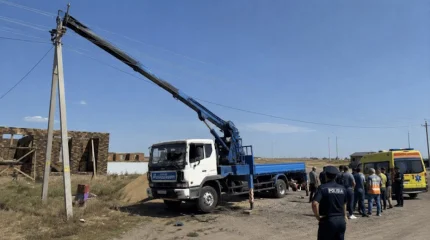 В СКО водитель манипулятора погиб от удара током