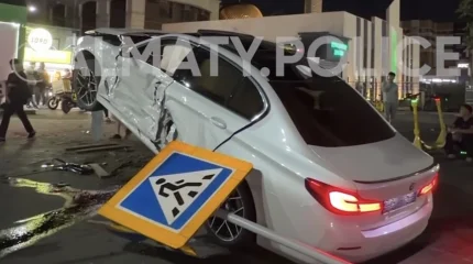 Такси и легковушка с пассажирами столкнулись на скорости в Алматы