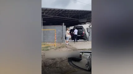 Алматыда кәмелетке толмаған жасөспірім көлікпен қоршауды қиратты