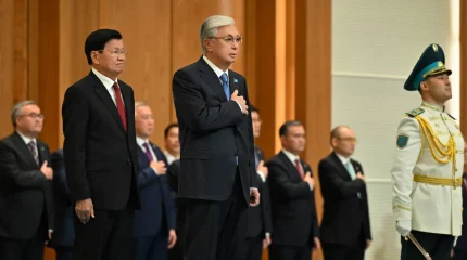 Тәуелсіздік сарайында елімізге ресми сапармен келген Лаос Президенті Тхонглун Сисулитті салтанатты қарсы алу рәсімі өтті