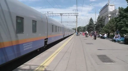 Алматыда жүріп бара жатқан пойызға секіріп мінбек болған 3 адам ұсталды