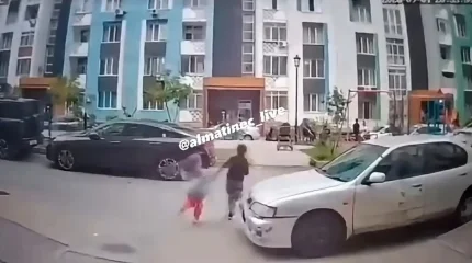 Двух детей сбили во дворе жилого комплекса
