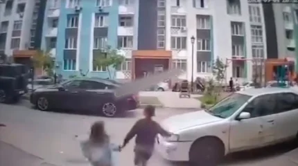 Алматы облысында аулаға ойнауға шыққан екі бірдей бүлдіршінді көлік қағып кетті