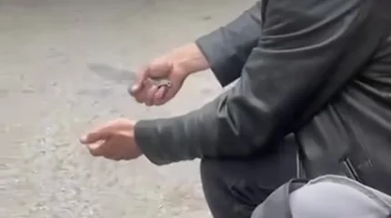 Двое мужчин, вооруженных ножом, совершили нападение на бригаду скорой в Алматы