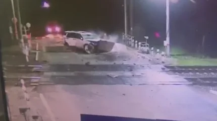 Североказахстанец пытался скрыться от погони и попал в ДТП на ж/д переезде