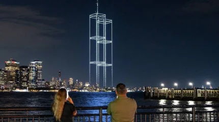 Нью-Йорк почтил память жертв 9/11, воссоздав башни-близнецы с помощью дронов