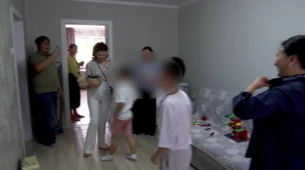 Павлодарда «Әділет» партиясының өкілдері ерекше қажеттілігі бар бала тәрбиелеп отырған  отбасыларға барды