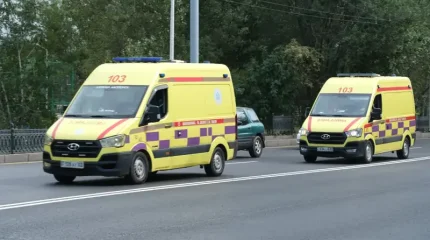 Девушка выпала с 14-го этажа и упала на коляску с ребенком в Астане