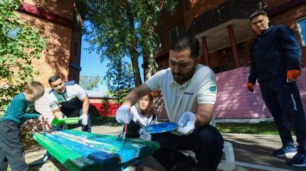 Депутаты партии «Әділет» благоустроили территорию Центра поддержки детей