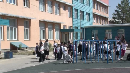 Дети Алматинской области начали учебный год в школе, где ещё не закончился ремонт