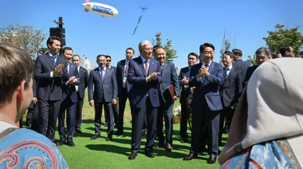 Касым-Жомарту Токаеву и Спикеру Парламента Кореи презентовали казахский этноаул в Сеуле