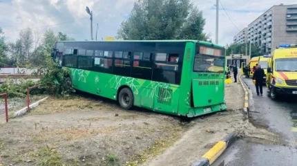Семейде автобус жол апатына ұшырап, бірнеше адам зардап шекті