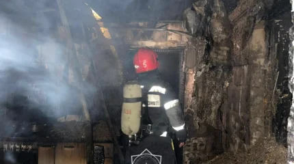 Пожарные вынесли два газовых баллона из горящего дома в Павлодаре