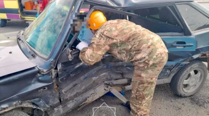 Спасателям пришлось извлекать женщину из искореженного автомобиля в Уральске