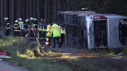 Два человека погибли, 19 пострадали в аварии с туристическим автобусом