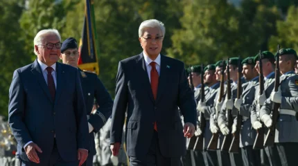 Президента Казахстана торжественно встретили в Берлине