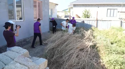В преддверии дня пожилых людей активисты партии «Әділет» помогают пенсионерам и ветеранам